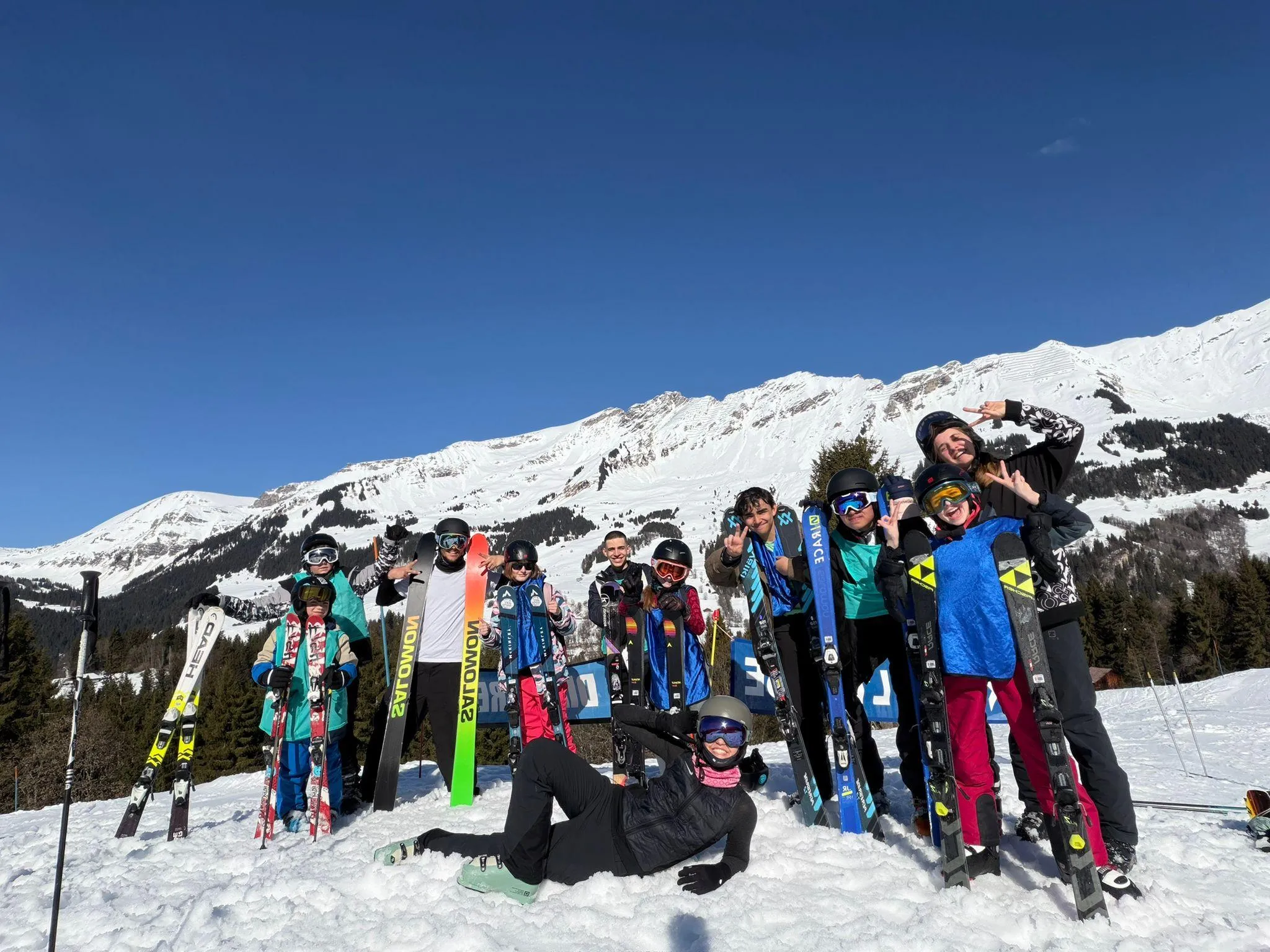 swiss-program-04 Група юних лижників на засніженому схилі